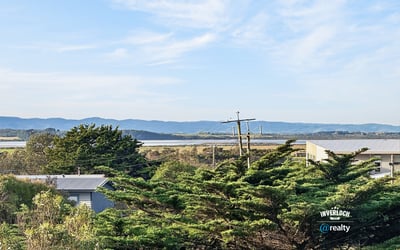 Discover expansive views of the landscape and rolling hills from this tranquil property, perfect for your retreat.