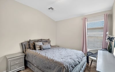 Secondary bedroom offering comfort, natural light, and versatility. Ideal for guests or family in this Casa Grande property.