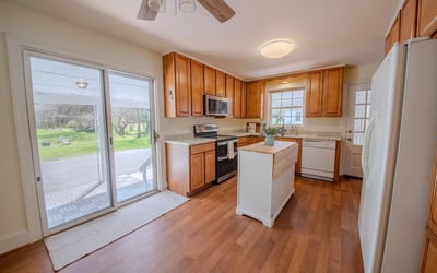 2667 White Chapel Road, Lively, VA