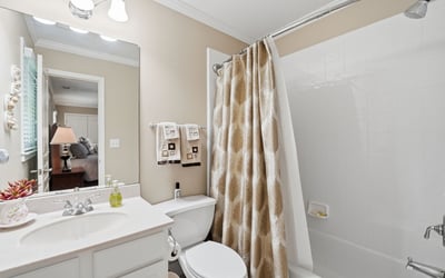 Bright and functional bathroom featuring modern fixtures and a relaxing atmosphere, perfect for everyday use.