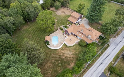 Spacious property featuring a pool and ample outdoor space, ideal for relaxation and entertaining.