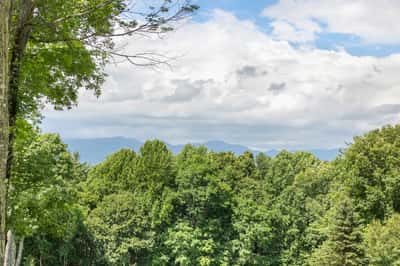 Discover this beautiful property, featuring stunning mountain views and a lush, green landscape in a tranquil setting.