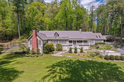Discover this unique property surrounded by lush greenery, featuring spacious outdoor areas and stunning natural views.