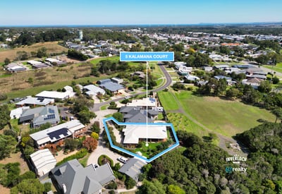 Discover a spacious property on a quiet court, surrounded by nature and close to local amenities.