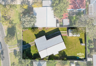 Discover a spacious, well-maintained property surrounded by greenery, ideal for creating your dream home.