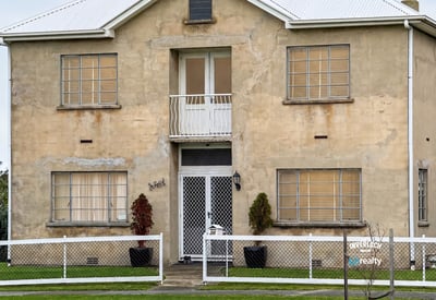 This unique property features a spacious layout and potential for renovation within a picturesque setting.