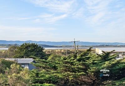 Discover expansive views of the landscape and rolling hills from this tranquil property, perfect for your retreat.