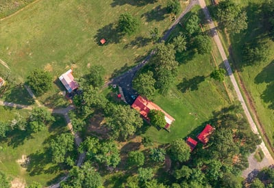 Discover a picturesque property featuring lush greenery, a winding river, and ample space for outdoor activities.
