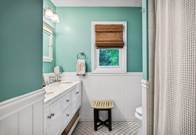 Main bathroom with coastal vibes.