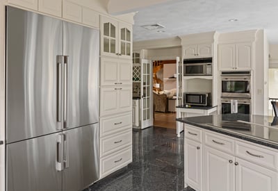 Discover this modern kitchen featuring high-end appliances, ample storage, and sleek countertops perfect for entertaining.