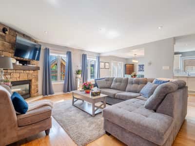 25 Meadowview Dr, Bradford, ON