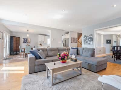 25 Meadowview Dr, Bradford, ON