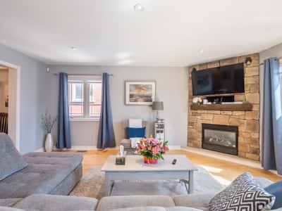 25 Meadowview Dr, Bradford, ON