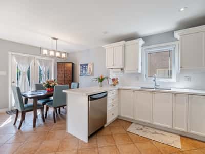 25 Meadowview Dr, Bradford, ON