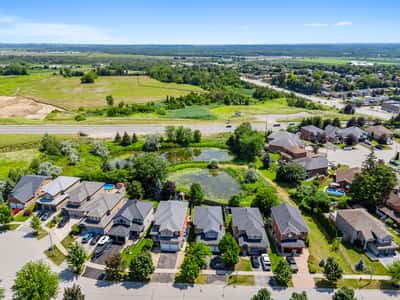 25 Meadowview Dr, Bradford, ON
