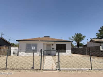 This updated Phoenix residence welcomes you with attractive curb appeal, easy-care landscaping, fenced outdoor space, and dedicated driveway parking. A fantastic opportunity to enjoy modern upgrades in a convenient location.