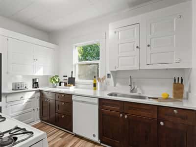 Kitchen (virtually staged)