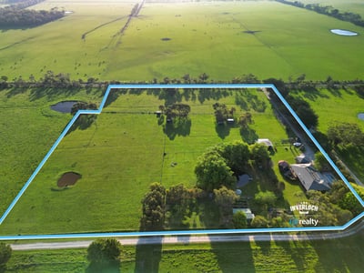 Spacious rural property featuring vast green pastures, ample land for livestock, and scenic views throughout.