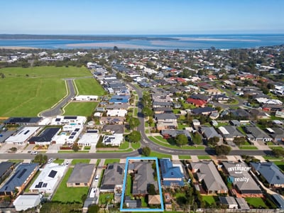 Discover a spacious property in a vibrant community, complete with stunning water views and ample outdoor space.