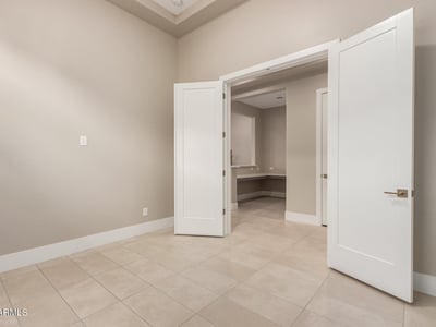 Flexible interior room that adapts easily to a home gym, office, or creative studio, adding versatility to this Cave Creek home.