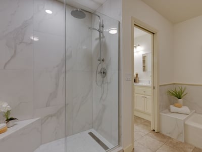 9025 NW Ash St., Portland, OR