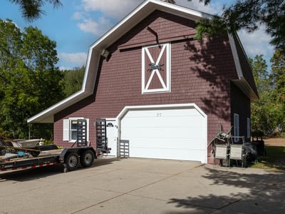 Spacious barn-garage, featuring ample parking and a versatile layout, perfect for various lifestyle needs.