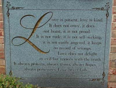 Beautiful stone plaque featuring a heartfelt inscription about love, perfect for creating a warm atmosphere.