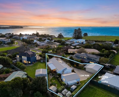 Expansive 1,225 sqm property with stunning ocean views and ample outdoor space for potential development.