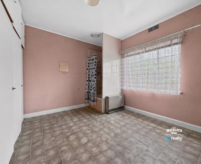 Spacious, light-filled room with ample potential for personalization and creative design. Ideal for various uses.