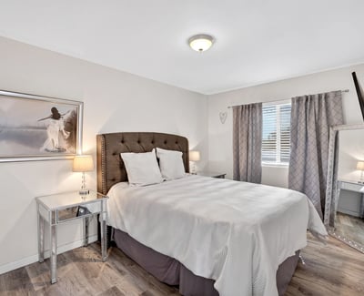 Bright Scottsdale bedroom with neutral tones and flexible layout, ideal for guests, a home office, or multi-purpose living space.