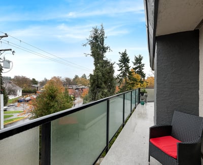 Modern balcony with a clear view of surrounding greenery, ideal for relaxing in the fresh air.