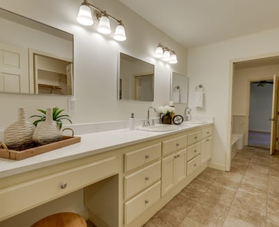 9025 NW Ash St., Portland, OR