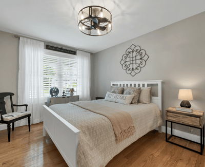 Bright bedroom featuring natural light, modern decor, and a cozy atmosphere, perfect for relaxation.