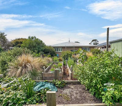Discover a vibrant garden oasis, perfect for nurturing your green thumb and enjoying outdoor leisure.