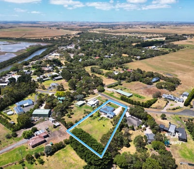 Spacious property with expansive land and scenic views, ideal for residential development or a peaceful retreat.