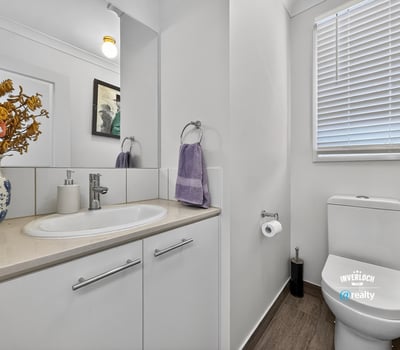 Well-appointed bathroom featuring modern fixtures and ample natural light for a refreshing atmosphere.