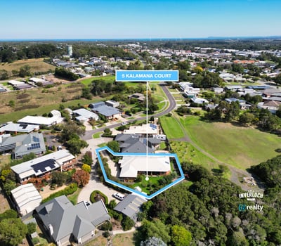 Discover a spacious property on a quiet court, surrounded by nature and close to local amenities.