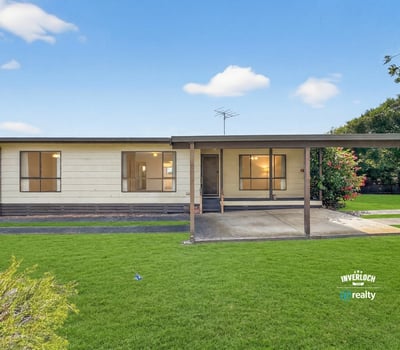 Spacious home featuring an inviting façade and ample outdoor space, perfect for family gatherings or relaxation.