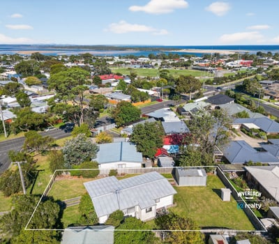 Spacious lot with coastal views, ideally located near amenities, parks, and the beach. Perfect for development.