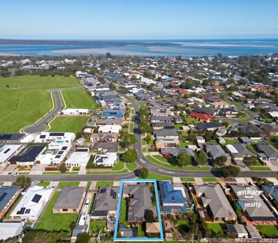 Discover a spacious property in a vibrant community, complete with stunning water views and ample outdoor space.