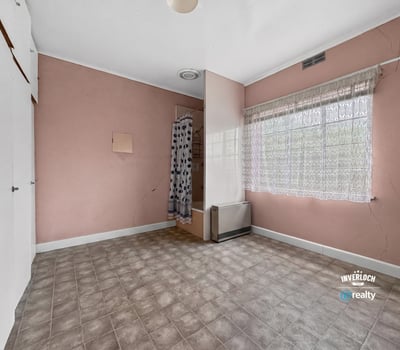 Spacious, light-filled room with ample potential for personalization and creative design. Ideal for various uses.