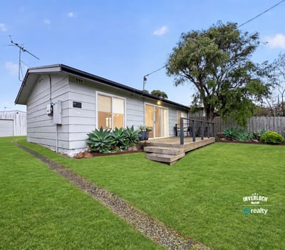 Bright and inviting home featuring a spacious yard, perfect for outdoor gatherings and relaxation.
