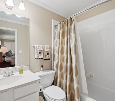 Bright and functional bathroom featuring modern fixtures and a relaxing atmosphere, perfect for everyday use.