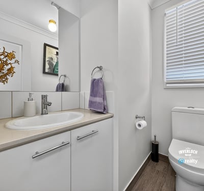 Well-appointed bathroom featuring modern fixtures and ample natural light for a refreshing atmosphere.