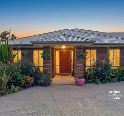 Welcoming home featuring vibrant landscaping and inviting entrance, perfect for enjoying the outdoors.