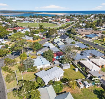 Discover a prime corner lot with panoramic views, perfect for your next development or family home.