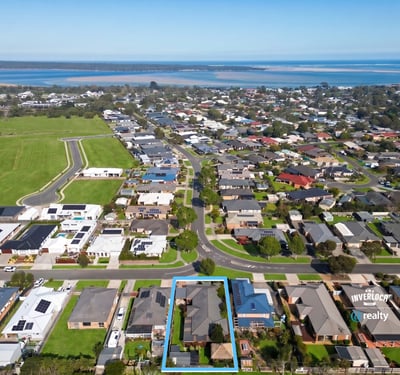 Discover a spacious property in a vibrant community, complete with stunning water views and ample outdoor space.