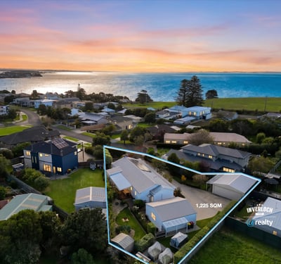 Expansive 1,225 sqm property with stunning ocean views and ample outdoor space for potential development.