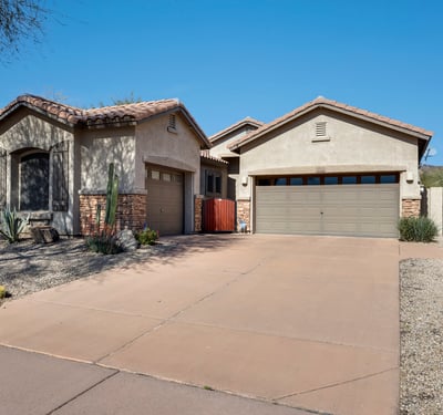 Spacious Phoenix property with extended driveway and 3-car garage, providing excellent parking, storage, and everyday convenience.