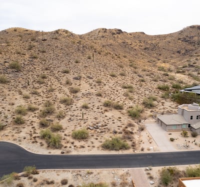 Incredible mountain backdrop highlights this elevated homesite in Phoenix. Enjoy breathtaking desert scenery, peaceful surroundings, and the opportunity to design a luxury custom residence near hiking and recreation.